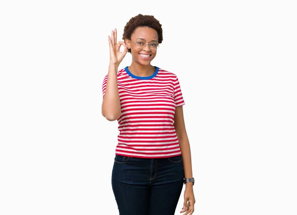 美丽的年轻非洲裔美国妇女戴眼镜在孤立的背景微笑积极做确定的迹象与手和手指 成功的表达 — 图库照片
