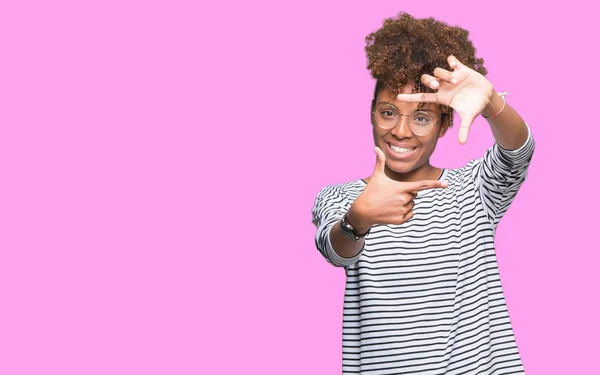 Schöne Junge Afrikanisch Amerikanische Frau Mit Brille Über Isoliertem Hintergrund — Stockfoto