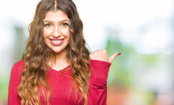 Junge Schöne Frau Rotem Pullover Lächelt Mit Glücklichem Gesicht Und — Stockfoto