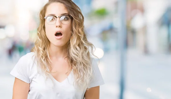 Vacker Ung Blond Kvinna Bär Glasögon Över Isolerade Bakgrund Rädd — Stockfoto