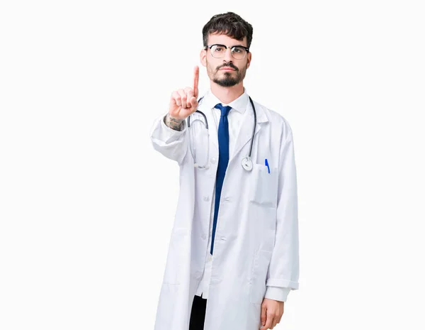 Giovane Medico Uomo Indossa Cappotto Ospedaliero Sfondo Isolato Indicazione Con — Foto Stock