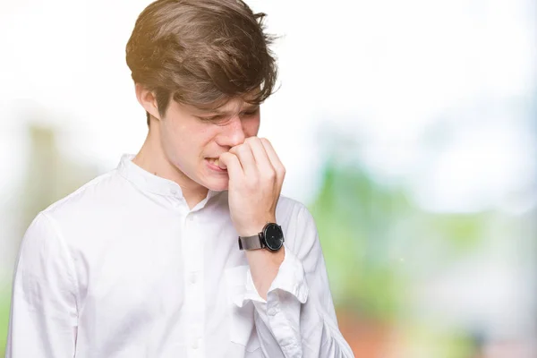 Młody Przystojny Biznesmen Białym Tle Patrząc Zestresowany Zdenerwowany Rąk Ustach — Zdjęcie stockowe
