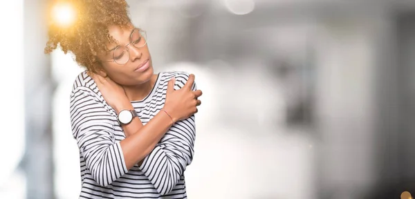 Gyönyörű Fiatal Afrikai Amerikai Szemüveg Alatt Elszigetelt Háttér Hugging Magát — Stock Fotó