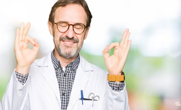Μέσης Ηλικίας Γιατρός Άνδρες Φορώντας Ιατρικό Παλτό Χαλαρώστε Και Χαμογελώντας — Φωτογραφία Αρχείου