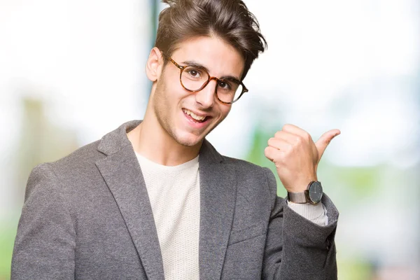 Jovem Homem Negócios Vestindo Óculos Sobre Fundo Isolado Sorrindo Com — Fotografia de Stock