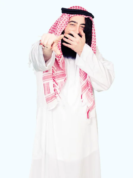 전통적인 서구인을 머리를 아라비아 사업가의 손가락 손으로 카메라를 가리키는 스카프 — 스톡 사진