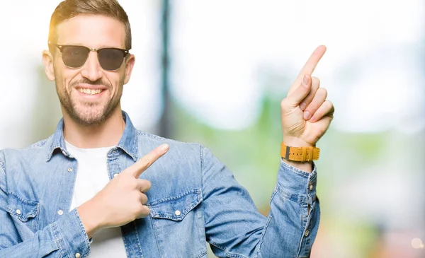 Hombre Guapo Con Gafas Sol Moda Sonriendo Mirando Cámara Apuntando —  Fotos de Stock