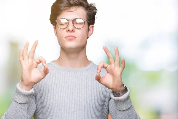 Ung Vacker Man Glasögon Över Isolerade Bakgrund Slappna Och Ler — Stockfoto