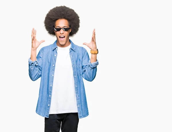 Jovem Afro Americano Com Cabelo Afro Vestindo Óculos Vida Bandido — Fotografia de Stock