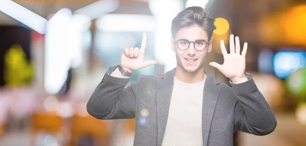 Fiatal Üzletember Szemüveg Viselése Alatt Elszigetelt Háttér Bemutatás Ujjal Felfelé — Stock Fotó