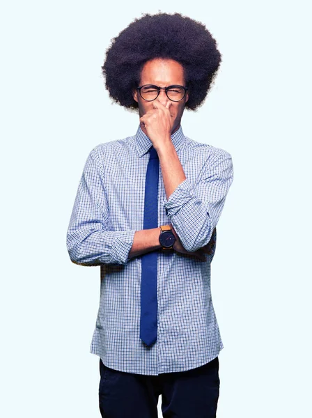 Unga Afroamerikanska Affärsman Med Afro Hår Glasögon Lukta Något Illaluktande — Stockfoto