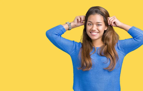 Joven Hermosa Morena Con Suéter Azul Sobre Fondo Aislado Sonriente — Foto de Stock
