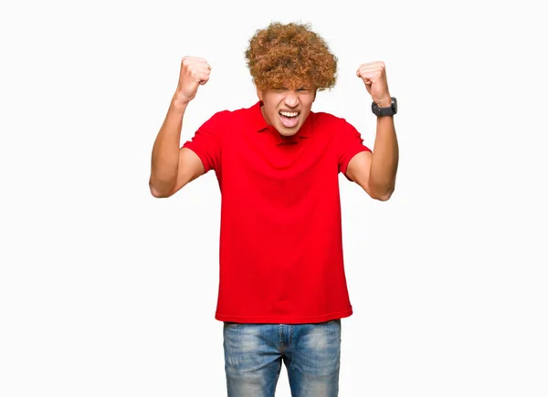 Junger Gutaussehender Mann Mit Afro Haaren Rotem Shirt Sehr Glücklich — Stockfoto