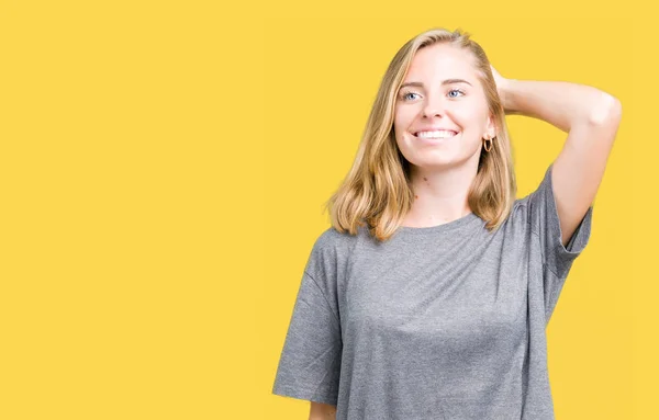 Mulher Bonita Vestindo Camiseta Casual Oversize Sobre Fundo Isolado Sorrindo — Fotografia de Stock