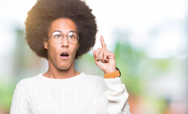 非洲青年美国人与非洲头发戴眼镜指向手指与成功的想法 离开和快乐 — 图库照片