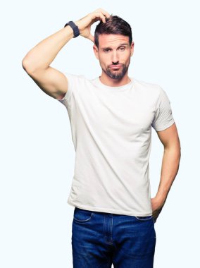 Yakışıklı adam rahat beyaz t-shirt giyen yanıltır ve soru hakkında merak ediyorum. Şüphe, kafasına el ile düşünme ile belirsiz. Dalgın kavramı.