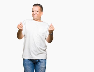 Orta Çağ Arap adam wearig beyaz t-shirt üzerinde izole arka plan el ile para jest yapıyor, maaş ödeme isteyen, milyoner iş