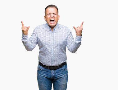 Orta yaş Arap iş adamı deli ifade rock simge elle yapıyor ile bağırarak izole arka plan üzerinde. Müzik yıldızı. Ağır kavramı.