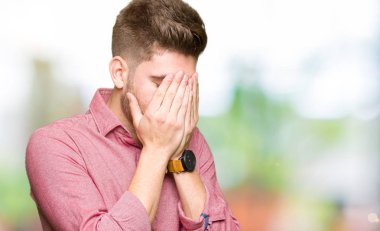 Genç yakışıklı iş casual adam üzgün ifade yüz eller ile ağlayarak süre kapsayan. Depresyon kavramı.