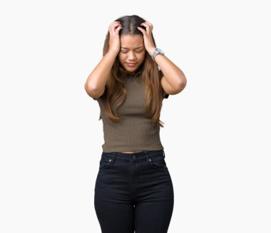 Genç güzel esmer kadın izole arka plan çünkü umutsuz ve stresli baş ağrısı acı yüzünden acı ve migren. Ellerini kafasına.