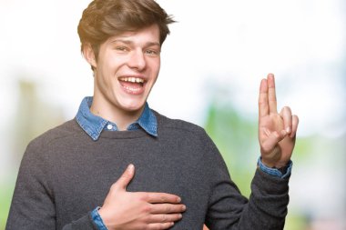 Genç yakışıklı zarif adam izole üzerinde arka plan Swearing göğüs ve parmaklar, el ile bir sadakat sözü yemin yapma