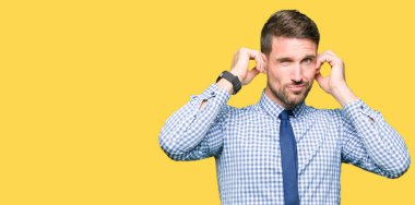Yakışıklı iş adamı yüksek sesle müzik gürültü rahatsız ifade parmaklarıyla kulaklarıyla kapsayan kravat takıyor. Sağır kavramı.