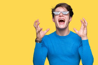 Genç adam komik thug hayat gözlüklü üzerinde arka plan deli kutluyor izole ve crazy arms ile başarı için kaldırdı ve heyecanlı çığlık gözler kapalı. Kazanan kavramı