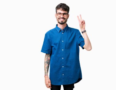 Gösterilen arka plan üzerinde gözlük takan genç yakışıklı adam izole ve parmakları ile işaret kendinden emin ve mutlu gülümseyerek ise ikinci.