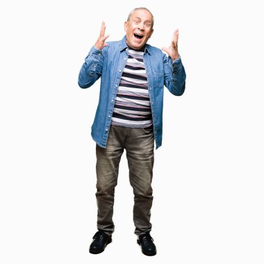 Kızgın ve silah ile başarı için deli kutluyor denim ceket giymiş yakışıklı komuta sizde kaldırdı ve heyecanlı çığlık gözler kapalı. Kazanan kavramı