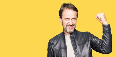 Siyah deri ceket güçlü kişi gösteren kol kas, kendinden emin ve güç gurur giyen orta yaş yakışıklı adam