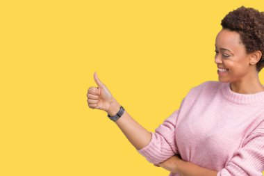 Yanına bir jest yapıyorsun gülümseyen güzel genç Afro-Amerikan kadın izole arka plan gurur, seyir yaşasın