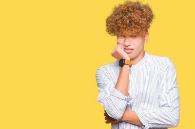 Afro saç ile genç yakışıklı iş adamı zarif gömlek görünümlü vurguladı ve ağız ısırma çivi elleri ile gergin. Anksiyete sorunu.