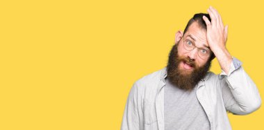 Genç sarışın adam gözlük için hata, kafasına el ile sürpriz hata hatırlıyorum. Unuttum, kötü bellek kavramı.