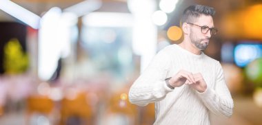 Yakışıklı delikanlı izole arka plan üzerinde gözlük tiksinti ifadesi, memnun ve korkulu tiksinti yüz yapıyorsun çünkü nefret tepki. Elleriyle kaldırdı. Sinir bozucu kavramı.