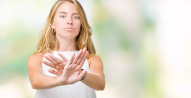 İzole arka plan ret ifade geçiş silah ve eksi işareti, kızgın surat yapıyor avuç içi güzel genç zarif kadın