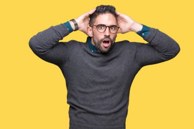Üzerinde gözlük takan genç yakışıklı adam arka plan deli izole ve baş, korkuyor ve açık ağzı ile şok sürpriz elleriyle korkuttu