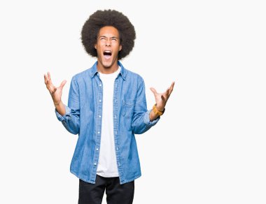 Afro saç çılgın ve kızgın bağırarak ve agresif ifade ve silah kaldırdı bağırmaya ile genç Afro-Amerikan adam. Hayal kırıklığı kavramı.