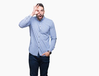 Sürpriz yüz, göz parmaklarının arasından seyir yakışıklı delikanlı ok jest yapıyor izole arka plan üzerinde şok. İmansız ifade.