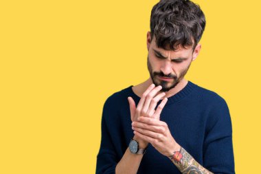 Elleri ve parmakları, artrit inflamasyon izole arka plan acı acı genç yakışıklı adam