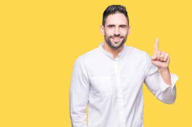 Genç iş adamı ve parmak gülümseyen süre bir numara ile kendinden emin ve mutlu yukarıyı gösteren izole arka plan üzerinde.