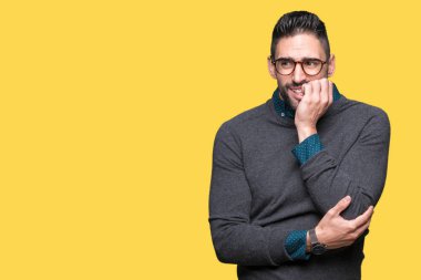 Genç yakışıklı adam stresli ve gergin ile izole arka plan üzerinde gözlük takan tırnak ısırma dudaklarından eller. Anksiyete sorunu.