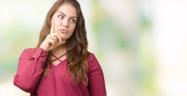 Güzel soru, dalgın ifade hakkında çene düşünme üzerinde el ile izole arka plan boyutu genç kadın artı. Düşünceli yüzüyle gülümsüyor. Şüphe kavramı.