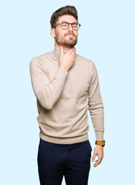 Ağrılı boyun, boğaz grip, Kesek ve enfeksiyon dokunmadan giyen genç yakışıklı iş adamı gözlük