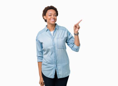 Yüzünde büyük bir gülümseme ile izole arka plan üzerinde genç güzel Afrikalı Amerikalı kadın, kamera bakarak yan el ve parmak ile işaret.