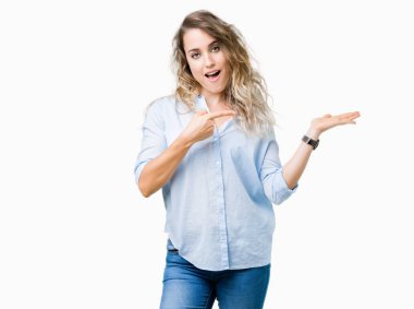 Güzel genç sarışın iş kadını üzerinden hayran ve el ile sunulması ve parmak ile işaret ederken kameraya gülümseyen izole arka plan.