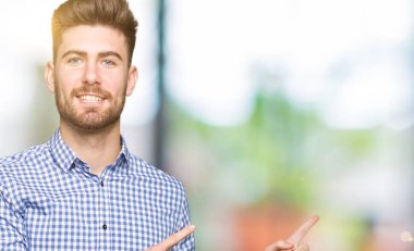 Genç yakışıklı bussines gülümseyen ve iki elleri ve parmakları ile tarafına işaret kamera bakıyor dostum.