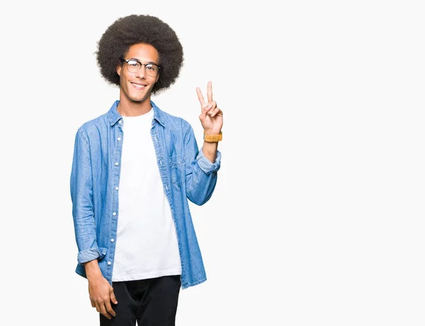 Joven Afroamericano Con Pelo Afro Usando Gafas Sonriendo Con Cara —  Fotos de Stock