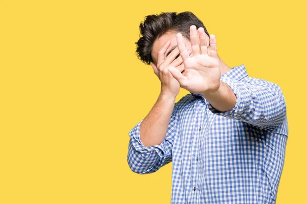 Genç Yakışıklı Adam Elleriyle Gözlerini Kapsayan Izole Arka Plan Üzerinde — Stok fotoğraf