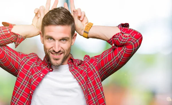 Bello Uomo Che Indossa Camicia Casual Posa Divertente Pazzo Con — Foto Stock