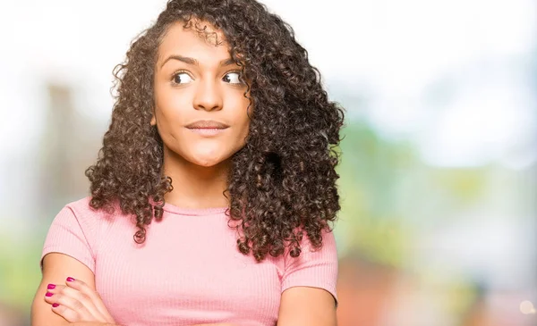 Giovane Bella Donna Con Capelli Ricci Indossa Una Shirt Rosa — Foto Stock